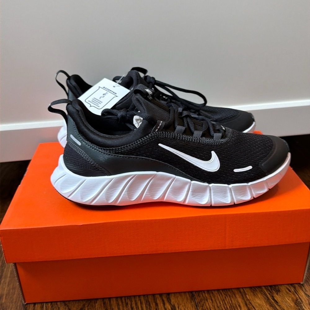 Nike Free Ride (GS) - big kids size (6Y) fits like a 7.5 women’s